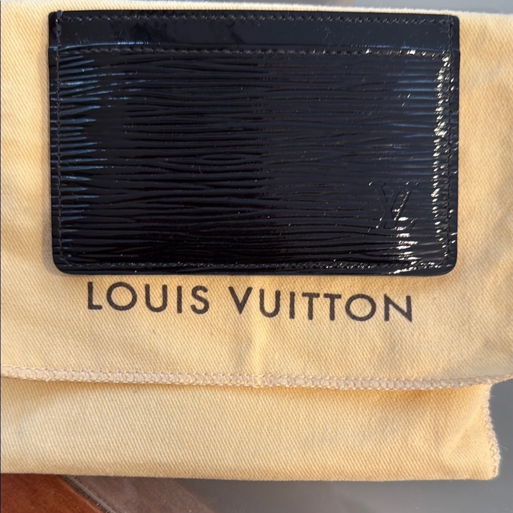 Louis Vuitton patent Epi leather Card Holder wallet
Like new and used few times